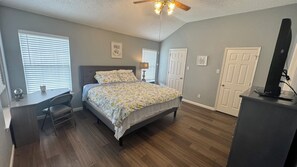 4 室のベッドルーム、デスク、アイロン / アイロン台、WiFi (無料)