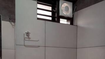 Comfort Single Room, Balcony, Garden View | Bathroom