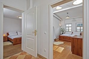 5 bedrooms, desk, travel cot, free WiFi
