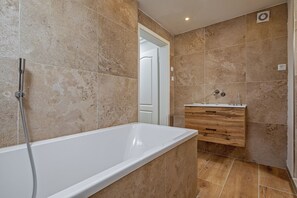 Dusche, Haartrockner, Handtücher, Seife