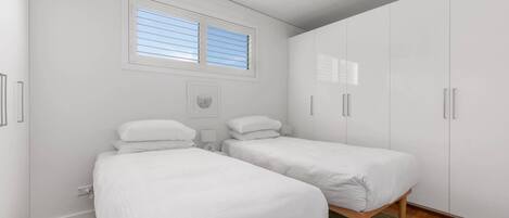 2 habitaciones, tabla de planchar con plancha, wifi y ropa de cama