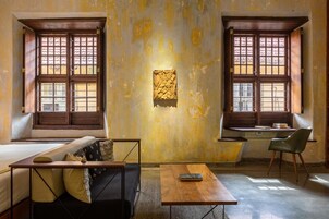 Ropa de cama de alta calidad y caja de seguridad en la habitación 