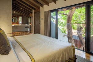 Ropa de cama de alta calidad y caja de seguridad en la habitación 