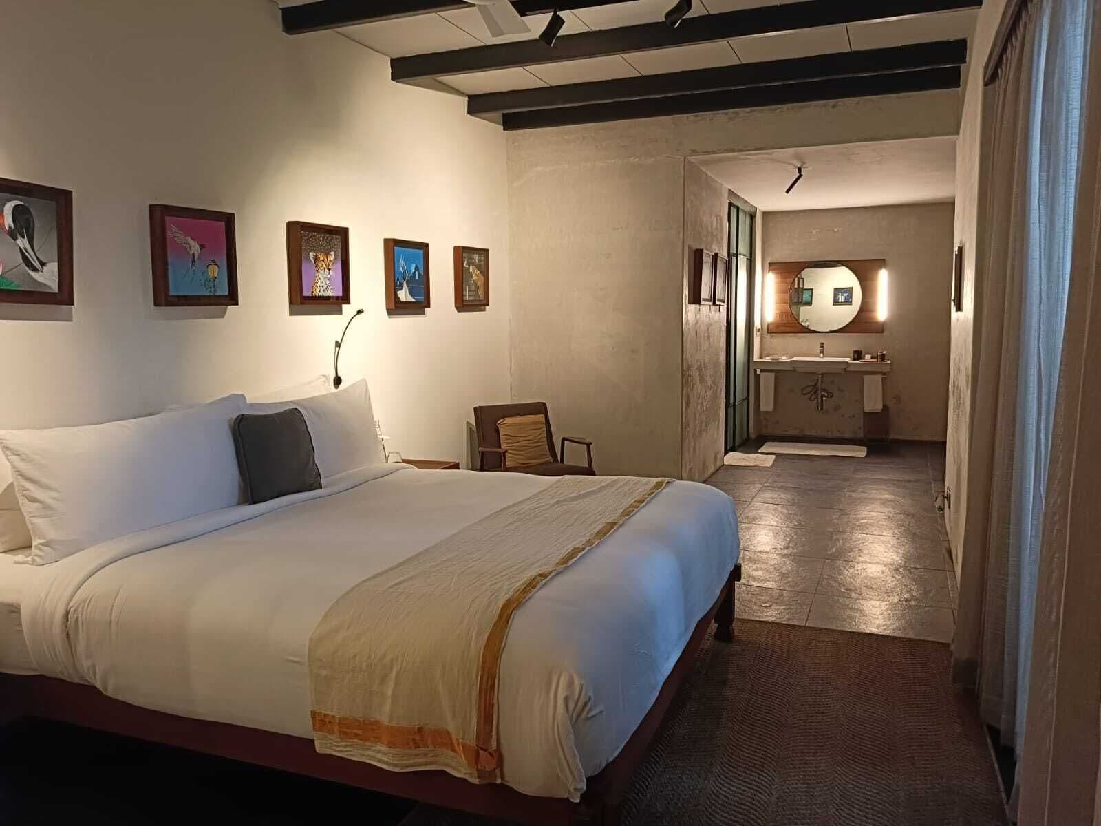 Gallery tweepersoonskamer | Luxe beddengoed, een kluis op de kamer, een laptopwerkplek, gratis wifi