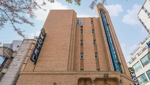 Egy téglából épült épület, amelynek homlokzatán feltűnő „Motel” felirat található.