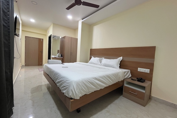 Deluxe Double Room, City View | Laptop workspace, soundproofing, free WiFi