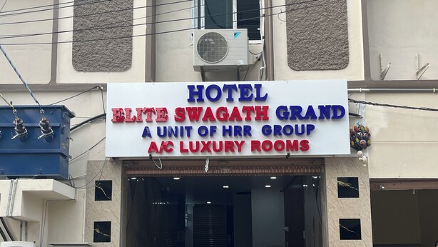 L’entrée d’un hôtel, avec une enseigne indiquant qu’il propose des chambres de luxe.