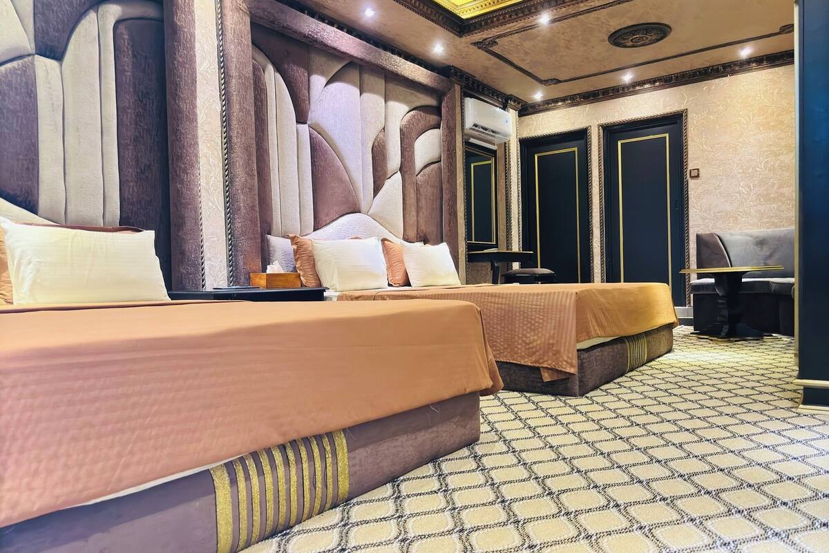 خزنة داخل الغرفة ومكتب وتجهيزات عازلة للصوت وواي فاي مجانًا