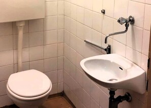 Haartrockner, Handtücher, Seife, Toilettenpapier