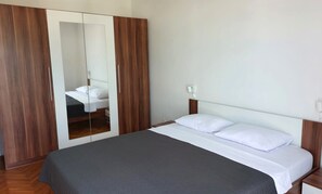 3 slaapkamers, een strijkplank/strijkijzer, wifi, beddengoed