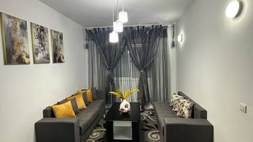 Apartment, 2 Bedrooms, Accessible, Smoking | Living room