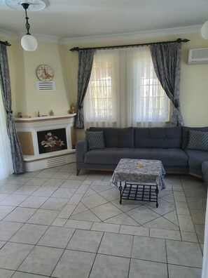 Biệt thự, 4 phòng ngủ, hút thuốc, hồ bơi riêng | Phòng khách | Sách