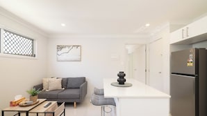 Deluxe Apartment, 1 Queen Bed, Non Smoking, Kitchen | Living area - Smart Suites Self Check-in Apartments - 14A Freney (Rocklea)