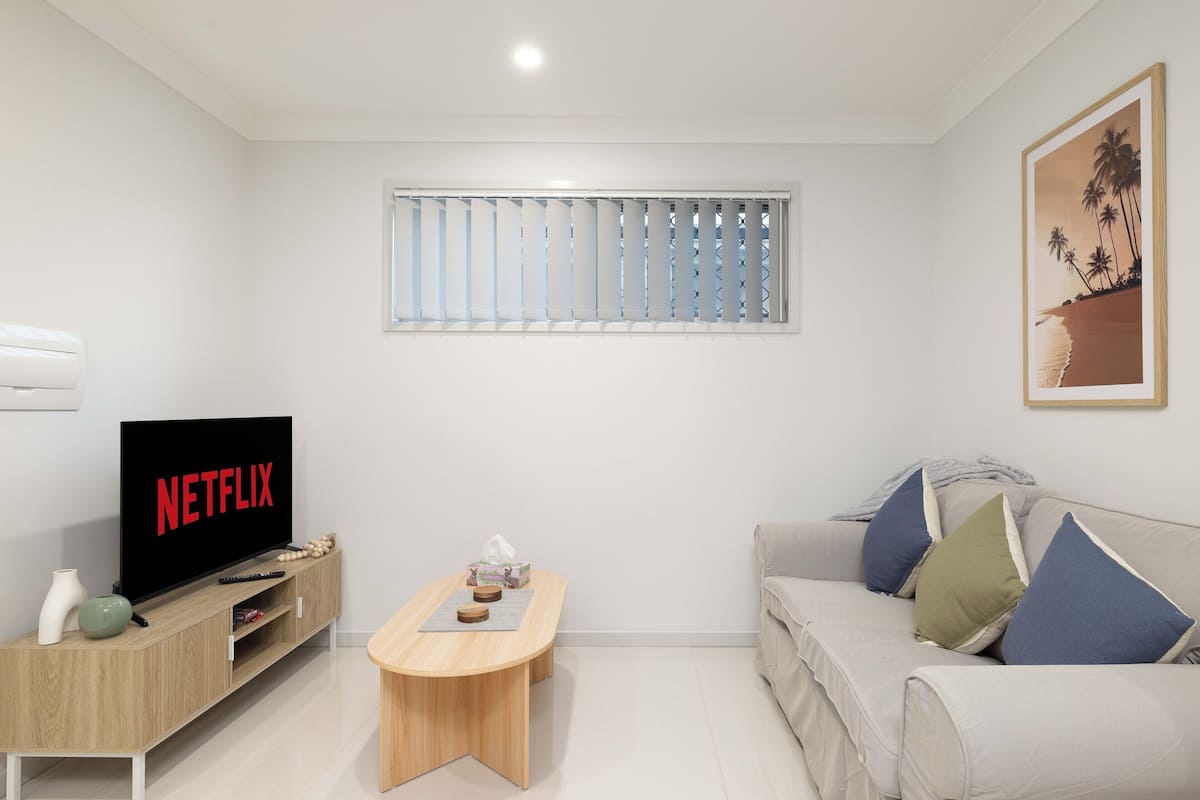 Deluxe Apartment, 1 Queen Bed, Non Smoking, Kitchen | Living area