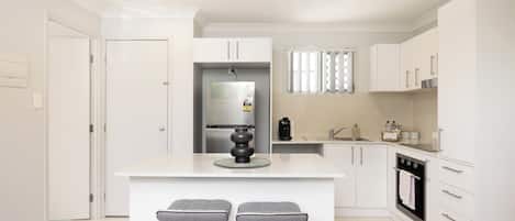 Departamento Deluxe, 1 cama Queen size, para no fumadores, cocina | Cocina privada | Refrigerador, microondas, horno y parrilla de estufa