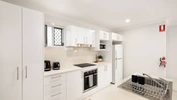 Standard Apartment, 1 Queen Bed, Non Smoking, Kitchen | Private kitchen | Fridge, microwave, oven, stovetop