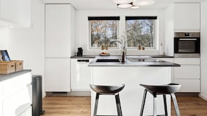 Kjøleskap, mikrobølgeovn, ovn og oppvaskmaskin