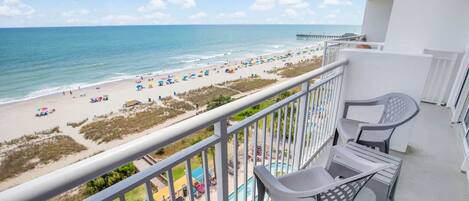 Condo có thiết kế đặc trưng, 2 phòng ngủ, bếp, quang cảnh bãi biển | Ban công