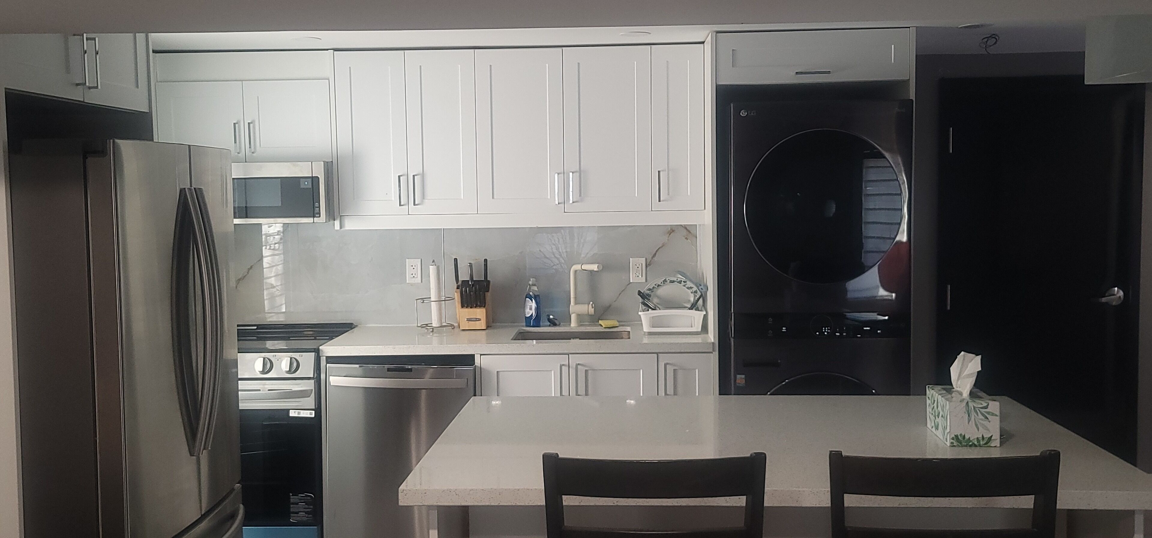 Frigorífico, microondas, horno y placa de cocina