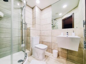 Douche, séchoir à cheveux, serviettes fournies, papier de toilette