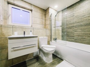 Shower, hair dryer, towels, toilet paper - ✪Apartment✪ Near NEC, BHX, Bullring & Solihull (Birmingham)