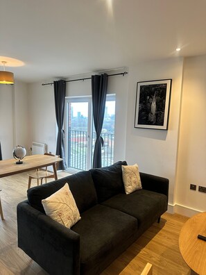 Apartment, 2 Bedrooms, Balcony, City View | Living room