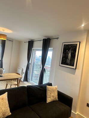 Apartment, 2 Bedrooms, Balcony, City View | Living room