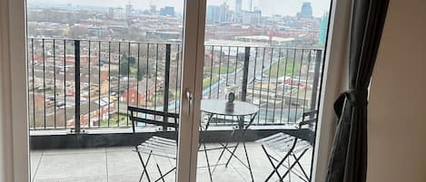 Apartamento, 2 quartos, sacada, vista para a cidade | Sacada