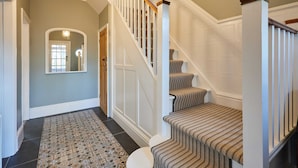 A staircase with a patterned carpet and a wooden handrail. - Host Stay Peasholm Place (Scarborough)