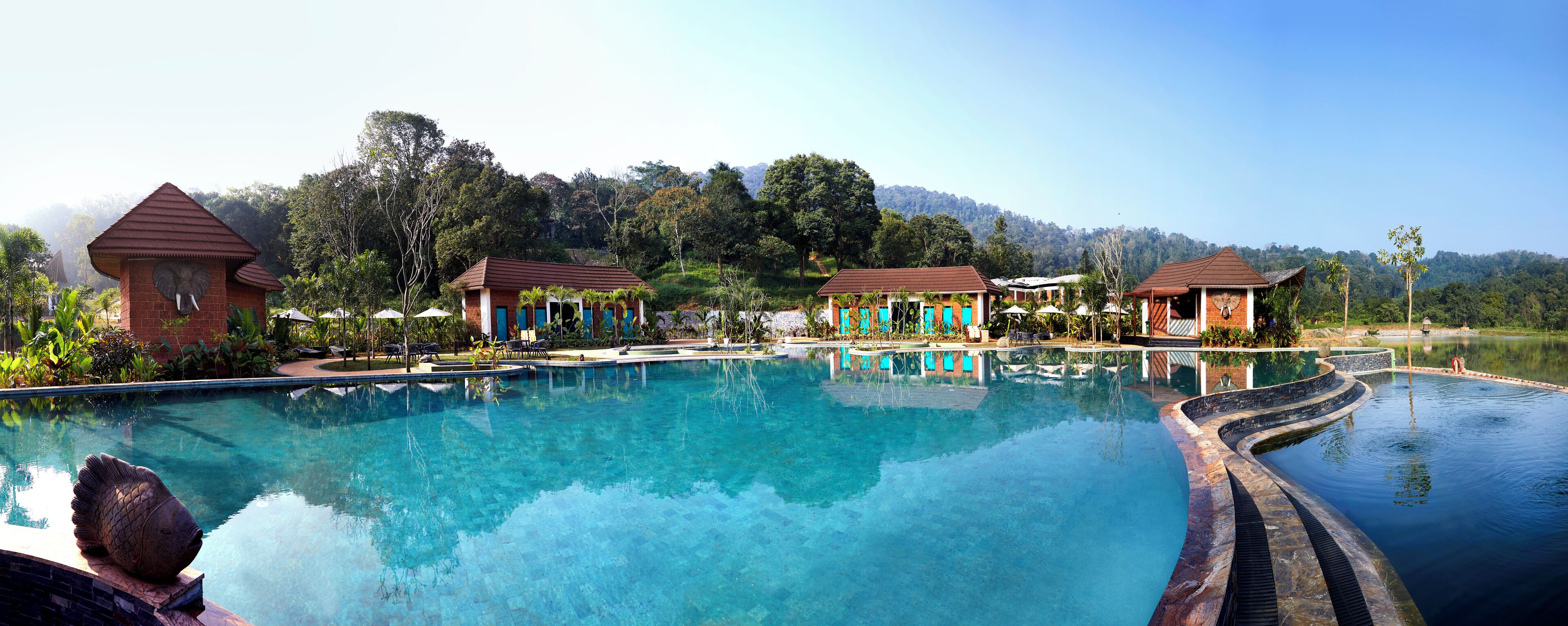 Udendørs pool, åben fra kl. 07.00 til kl. 19.00, liggestole