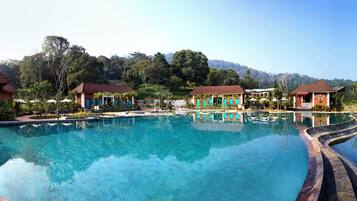 Udendørs pool, åben fra kl. 07.00 til kl. 19.00, liggestole