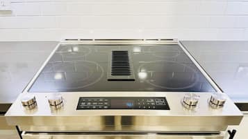 Geladeira, micro-ondas, fogão, cooktop