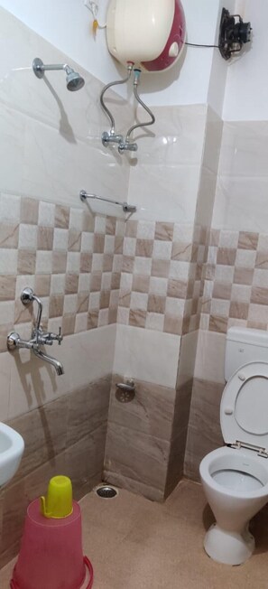 Chambre Double Royale, vue ville | Salle de bain | Douche, douche à « effet pluie », serviettes fournies