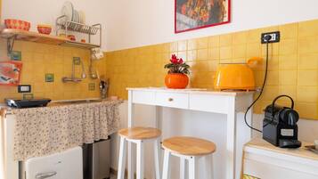 Kühlschrank, Ofen, Wasserkocher mit Kaffee-/Teezubehör