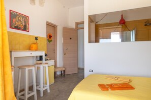 1 habitación, tabla de planchar con plancha, wifi y ropa de cama 