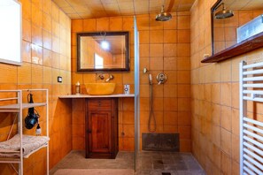 تجهيزات دش، مجففات شعر، مراحيض شطف، مناشف