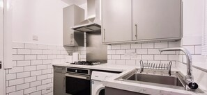 Réfrigérateur, micro-ondes, four, tables à manger