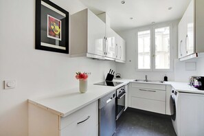 Kühlschrank, Mikrowelle, Ofen, Herdplatte