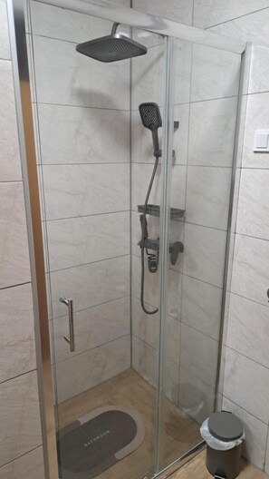 Apartment, 1 Bedroom, Smoking, Balcony | Bilik Mandi | Tisu tandas 