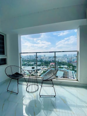 Apartment, 3 Bedrooms, Balcony, City View | Street view