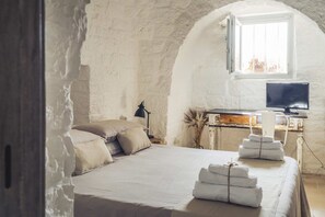 4 bedrooms, iron/ironing board, travel crib, free WiFi