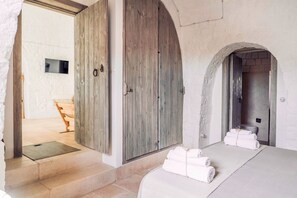 4 bedrooms, iron/ironing board, travel crib, free WiFi