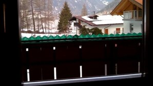 A mountain view with a house and a wooden fence. - Apartment for 8 people in a quiet area in Pellizzano - Via G. Tomaselli, 6 (Pellizzano)
