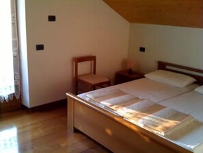 4 makuuhuonetta, silitysrauta/-lauta, Wi-Fi