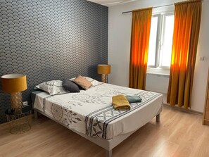 5 chambres, fer et planche à repasser, Wi-Fi, draps fournis