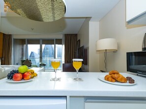 Interior - Expansive Studio with Burj View. (Dubai)