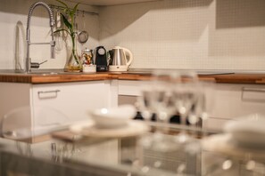 Fridge, oven, stovetop, electric kettle - One-room apartment on the Naviglio, Tortona (Milano)