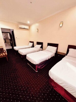 Kaliteli yatak takımı, dizüstü bilgisayar çalışma alanı 