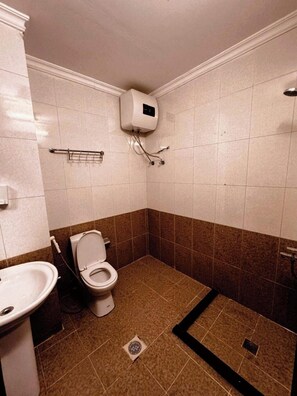 Duş/küvet kombinasyonu, havlu, sabun, tuvalet kâğıdı 