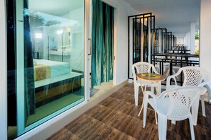 高级三人房 | 露台